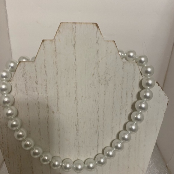 Elegant White Pearl Necklace - Picture 5 of 7